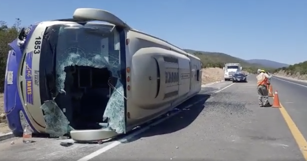 Un muerto y 13 lesionados al voltear autobús en la super carretera