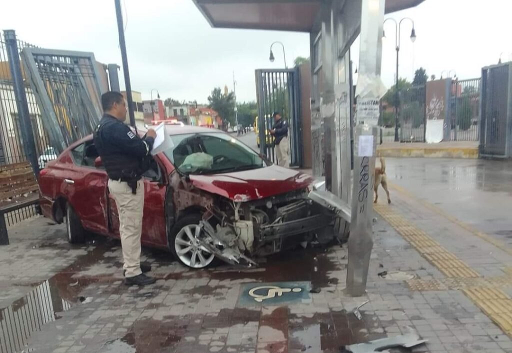 Asaltan maleantes a conductor de plataforma termina chocado Así es