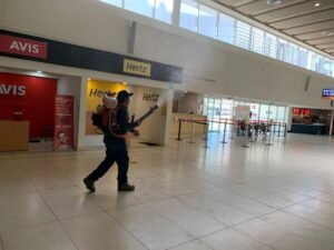 Sanitizan aeropuerto