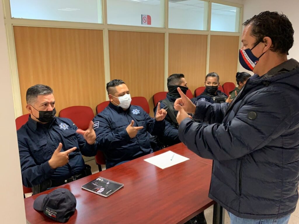 Policías Municipales De La Capital Reciben Capacitación En Lengua De