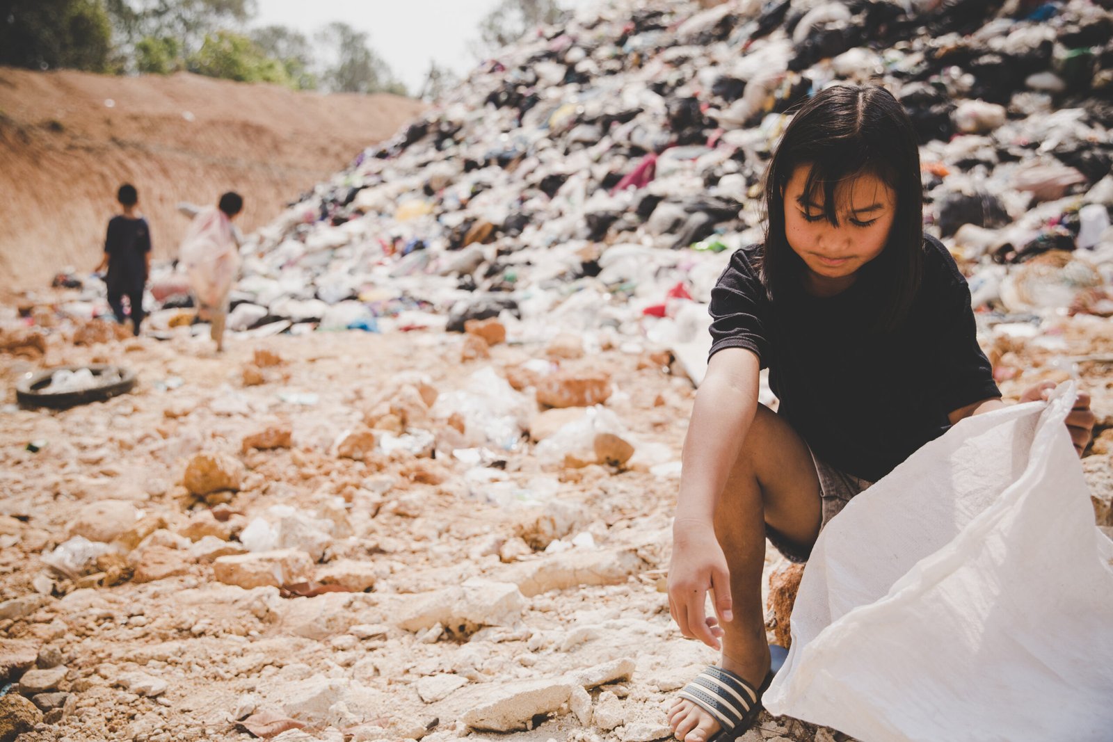 Poor children collect garbage for sale,, the concept of pollutio