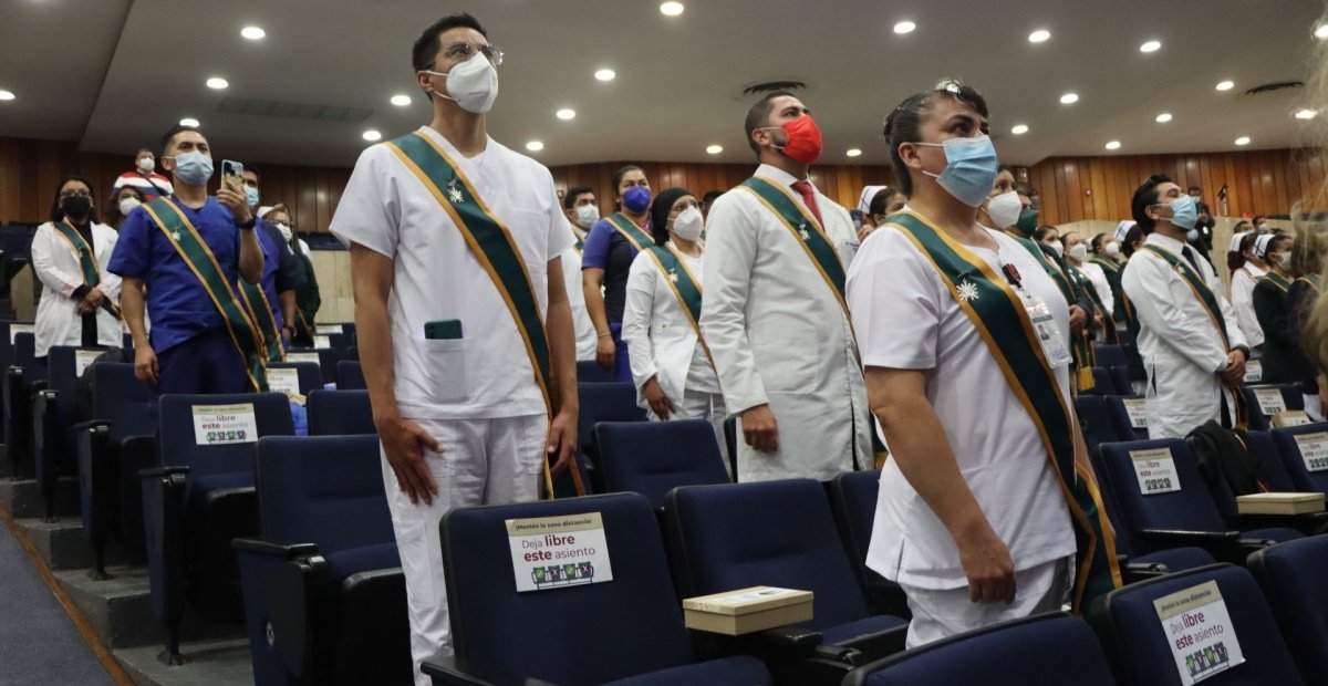 Condecoración de médicas, médicos, personal de Enfermería, Técnicas de Atención y Orientación al Derechohabiente y personal administrativo por su labor durante la pandemia por Covid-19